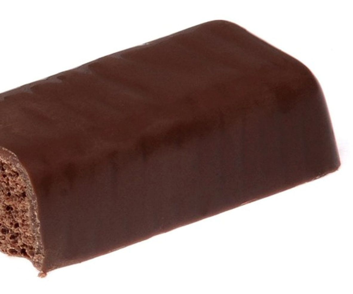 Vidriera llena de bombones de chocolate y golosinas artesanales